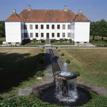 På Clausholm anlagdes i slutningen af 1600-tallet en af landets tidligste barokhaver. Fra havesalen, der ligger bag den midterste dobbeltdør ses husets hovedakse ført videre ud i haven i form af et i dag genskabt kaskadeanlæg. Niels Peter Stilling