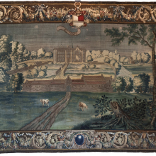 Indenfor i de gamle hovedbygninger spiller landskabet også en rolle. På det flamske tapet her far slutningen af 1600-tallet ses Gammel Estrup omgivet af avlsgårdsanlæg, græssende stude, skov, mølle og kirke. Foto: Gammel Estrup Danmarks Herregårdsmuseum.